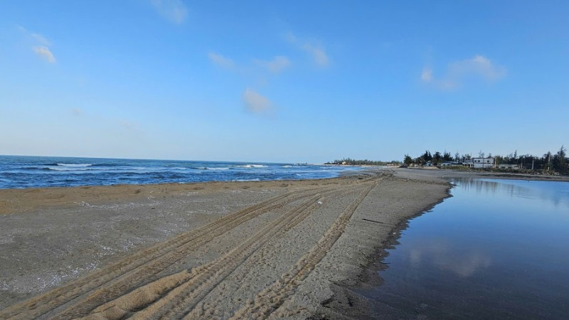 Cửa sông Lý Hòa bị cát bồi lấp, bịt kín dòng chảy, ngư dân không còn "đường" ra biển.