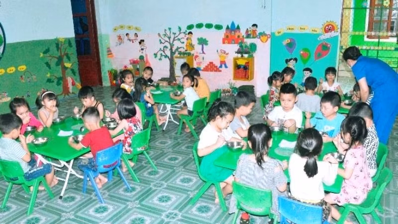Các trường mần non ở Quảng Trị luôn chăm chút từng bữa ăn cho các cháu đủ lượng và chất. (Ảnh minh họa) 