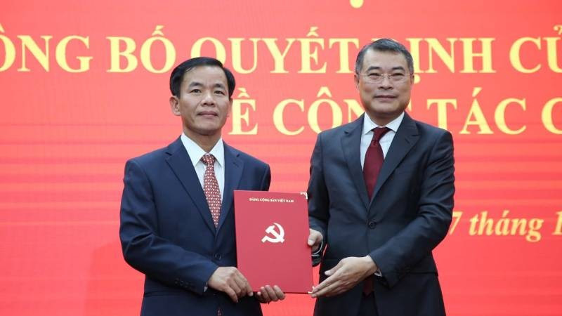 Đồng chí Lê Minh Hưng, Ủy viên Bộ Chính trị, Bí thư Trung ương Đảng, Trưởng Ban Tổ chức Trung ương trao quyết định cho tân Bí thư Tỉnh ủy Quảng Trị Nguyễn Văn Phương.