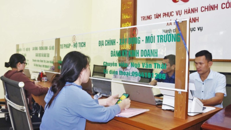Cán bộ, nhân viên Trung tâm Phục vụ hành chính công xã Tân Thành, tỉnh Quảng Trị giải quyết các thủ tục hành chính cho người dân.