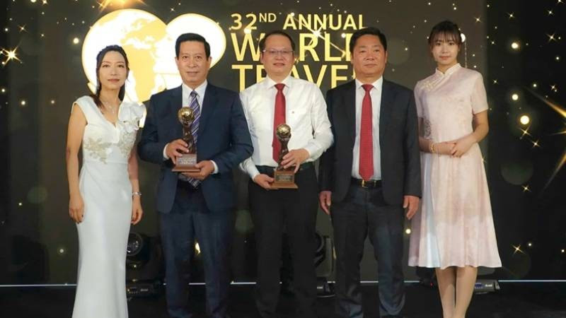 Lãnh đạo Vườn quốc gia Phong Nha-Kẻ Bàng vinh dự nhận cúp của WTA.