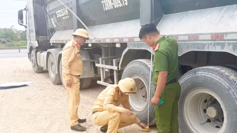 Công an tỉnh Quảng Trị tổng rà soát xe tải trọng từ 15 tấn trở lên ngay tại từng xã, phường.