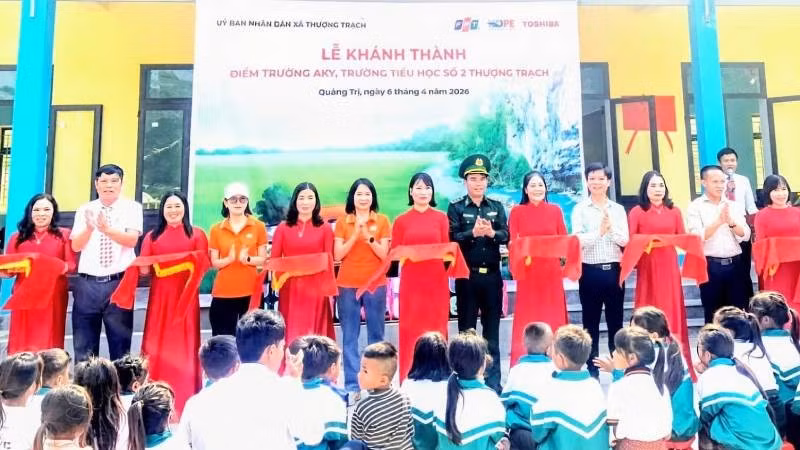 Các đại biểu cắt băng khánh thành điểm trường.