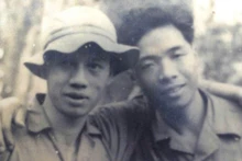 Nhà báo Nghiêm Sỹ Thái (trái) những năm tháng làm báo ở chiến trường.