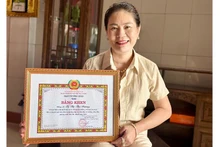 Nhiều bằng khen của các cấp, ngành là phần thưởng động viên chị Tạ Thị Thu Hương tiếp tục làm nhiều việc ý nghĩa cho cộng đồng.