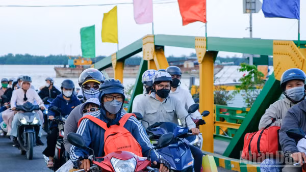 Cửa ngõ vào trung tâm Thành phố Hồ Chí Minh đông đúc nhưng không kẹt xe.