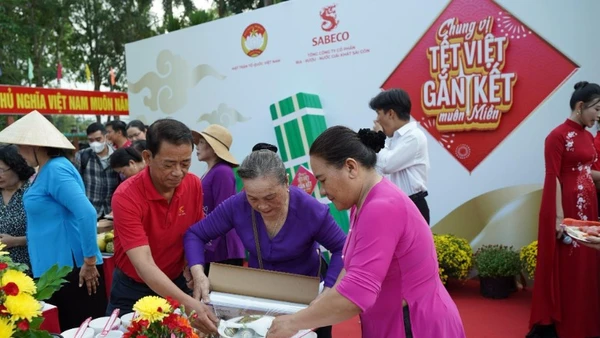 Các đội chơi cùng nhau sắp xếp mâm cỗ Tết đậm nét miền tây.