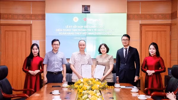 Đại diện VPBank và Trung tâm Thông tin Y tế Quốc gia ký kết Biên bản ghi nhớ hợp tác.