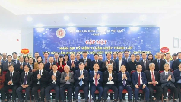 Gặp mặt các thế hệ cán bộ Viện Hàn lâm Khoa học xã hội Việt Nam nhân 72 năm ngày thành lập Viện.