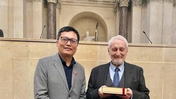 Phó Giáo sư, Tiến sĩ Nguyễn Tuấn Cường là người Việt thứ 2 được bầu làm Viện sĩ Viện Hàn lâm Văn khắc và Mỹ văn Pháp.