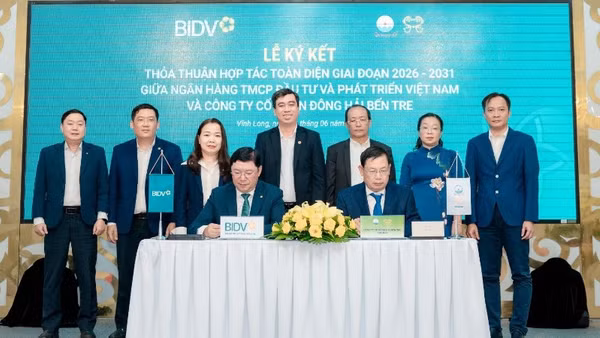 Phó Tổng Giám đốc BIDV Đoàn Việt Nam và Tổng Giám đốc DOHACO Lê Bá Phương đại diện hai đơn vị ký kết thỏa thuận