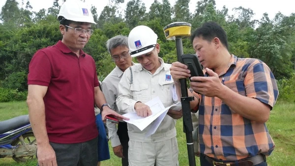 Các bên tiến hành đo đạc, cắm mốc tại hiện trường.