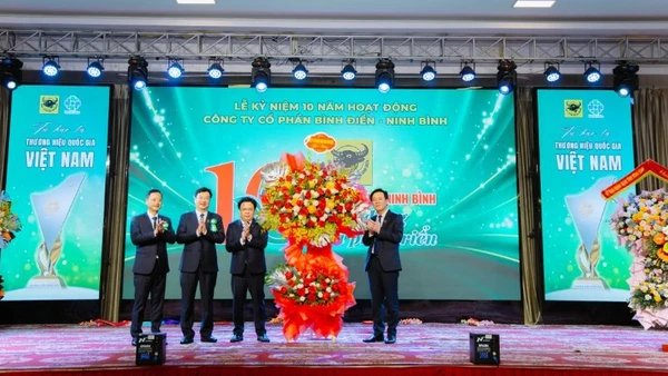 Ông Ngô Văn Đông – Chủ tịch HĐQT Công ty tặng hoa ghi nhận những thành tích mà Công ty CP Bình Điền Ninh Bình đạt được.