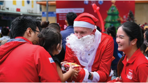 Ông Conor Martin O'Neill, Phó Tổng Giám đốc Tài chính Prudential Việt Nam hóa trang thành ông già Noel mang những phần quà ý nghĩa và niềm vui trong mùa Giáng sinh này.