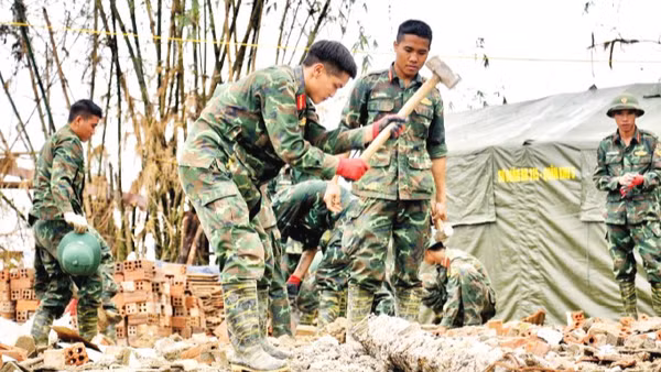 Bộ đội Quân khu 5 xây dựng lại nhà cho người dân vùng lũ.