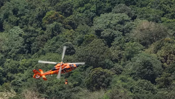Trực thăng cứu hộ tìm kiếm thi thể các nạn nhân vụ tai nạn máy bay ATR 42-500 trên núi Bulusaraung thuộc đảo Sulawesi, ngày 23/1/2026. 