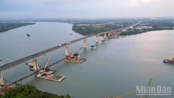 Dự án mở rộng cao tốc Thành phố Hồ Chí Minh-Long Thành đang được triển khai đồng loạt nhiều hạng mục.