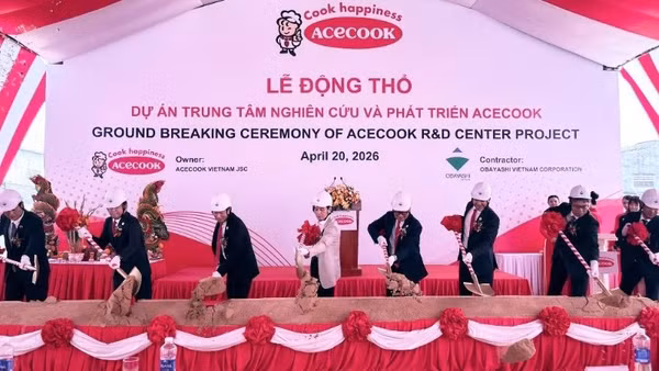 Ban lãnh đạo công ty cùng các đối tác tiến hành nghi thức trong buổi Lễ động thổ.