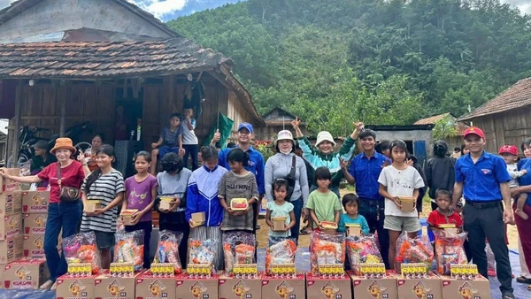 Hơn 124 tấn thực phẩm thiết yếu gồm: Nước uống, xúc xích, mì ăn liền, cháo, phở, sữa… đến tận tay các hộ gia đình đang bị cô lập