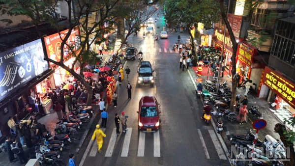 Người dân xếp hàng mua vàng nhân ngày vía Thần Tài. Ảnh: Thùy Linh