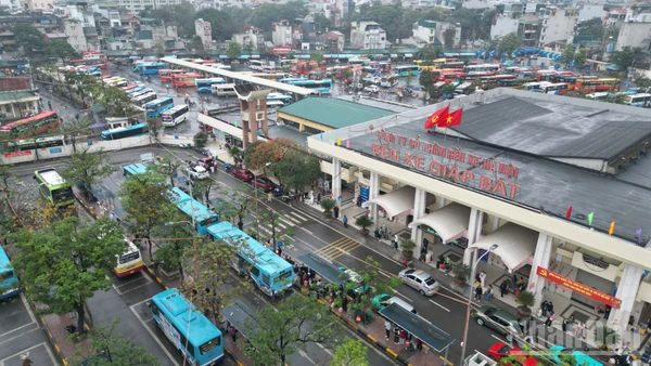 [Ảnh] Người dân nhộn nhịp trở lại Thủ đô trong mưa xuân mùng 6 Tết