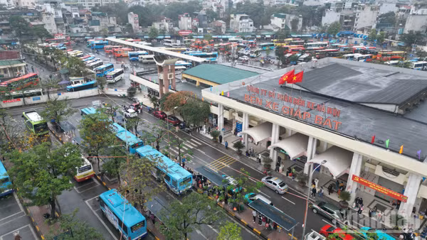 [Ảnh] Người dân nhộn nhịp trở lại Thủ đô trong mưa xuân mùng 6 Tết