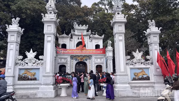 [Ảnh] Người dân Hà Nội nô nức đi lễ chùa đầu năm 