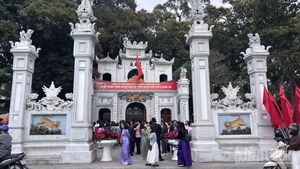 [Ảnh] Người dân Hà Nội nô nức đi lễ chùa đầu năm 