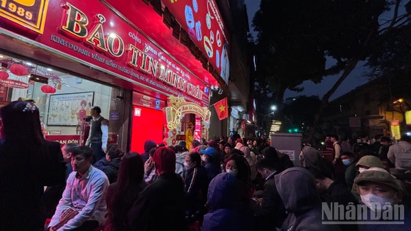 [Ảnh] Người dân đội mưa xếp hàng từ sáng sớm để mua vàng trong Ngày vía Thần tài