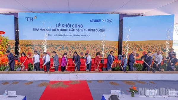 Đại biểu thực hiện nghi thức khởi công Nhà máy TH Bình Dương.