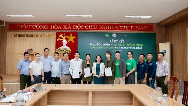 Lễ ký kết dự án trồng rừng GrabForGoodForest giữa Grab Việt Nam và Ban quản lý rừng phòng hộ thành phố Đà Nẵng.