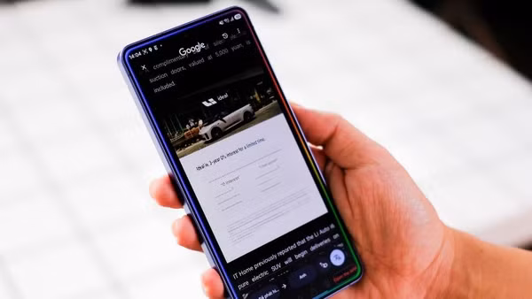 Tính năng dịch thuật toàn màn hình của Circle to Search giúp gỡ bỏ rào cản ngôn ngữ.