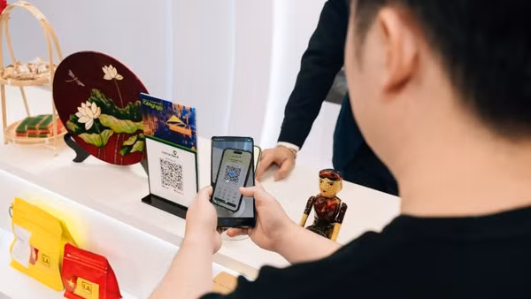 Khách hàng trải nghiệm thanh toán QR xuyên biên giới.
