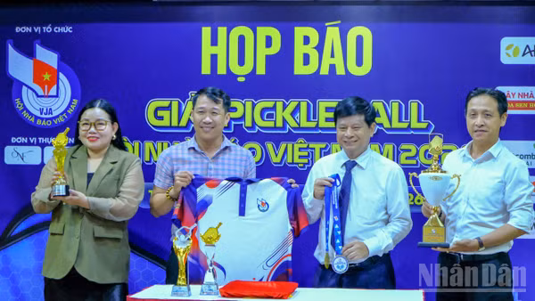 Ban tổ chức giải pickleball Hội Nhà báo Việt Nam 2026 công bố cúp, áo thi đấu, huy chương.