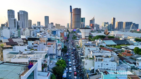 Tuyến đường Nguyễn Tất Thành, một trong những trục giao thông huyết mạch kết nối trung tâm thành phố với khu nam.