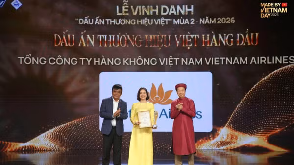 Bà Ngô Thị Thu Hiền, Phó Giám đốc Chi nhánh Vietnam Airlines, đại diện Vietnam Airlines nhận giải “Dấu ấn Thương hiệu Việt Hàng đầu” tại Lễ trao giải Made by Vietnam 2026 do HTV tổ chức. (Nguồn: Vietnam Airlines)