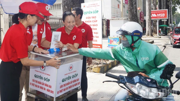 Người dân phát huy truyền thống ''lá lành đùm lá rách, thương người như thể thương thân" sau lễ phát động Hội chữ thập đỏ Thành phố Hồ Chí Minh kêu gọi.
