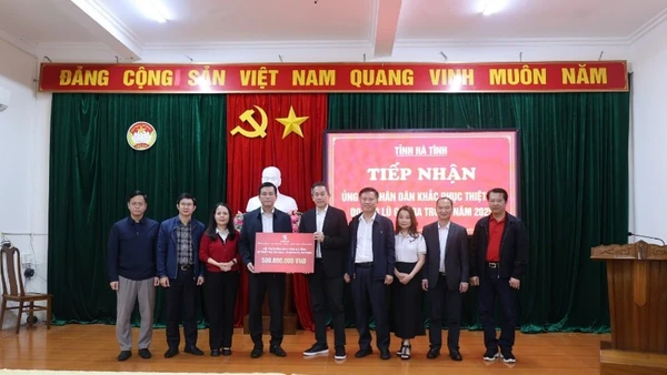 Lãnh đạo SABECO trao tặng 500 triệu đồng cho tỉnh Hà Tĩnh.