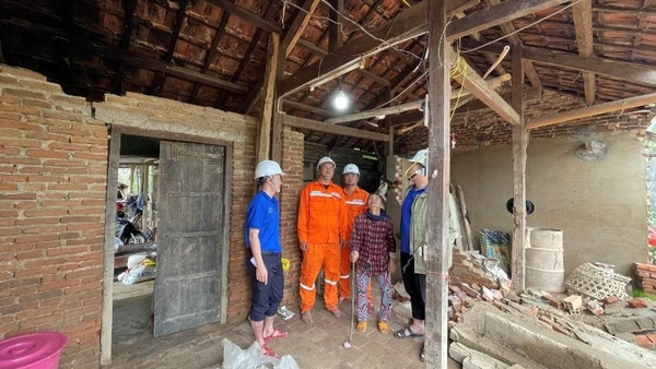 Điện sáng trở lại trong những ngôi nhà vùng tâm bão, tâm lũ Đắk Lắk.