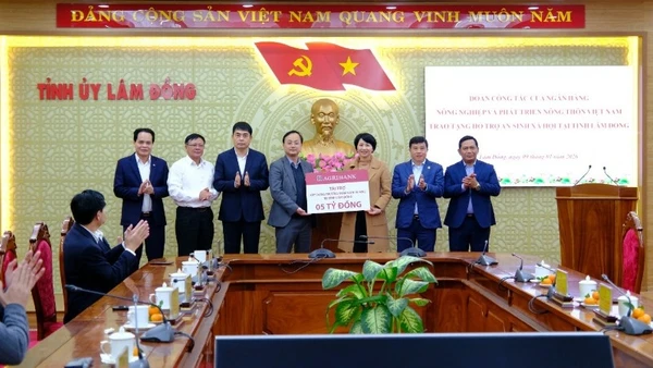 Agribank trao bảng tượng trưng tặng 5 tỷ đồng hỗ trợ xây dựng trường mầm non Tà Hine tại tỉnh Lâm Đồng.