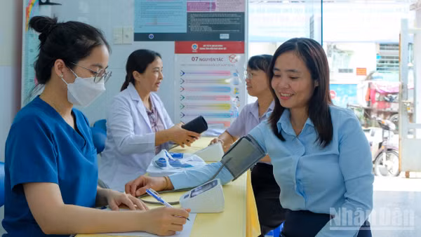 Tại 168 điểm là các trạm y tế phường, xã, đặc khu trên địa bàn thành phố cũng đồng loạt triển khai khám sức khỏe, tầm soát miễn phí cho người dân.