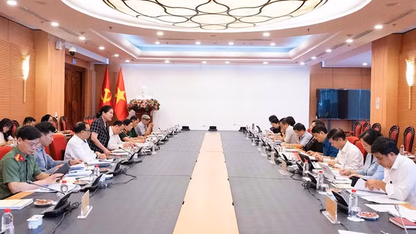 Thứ trưởng Nội vụ Nguyễn Thị Hà phát biểu ý kiến tại phiên họp.
