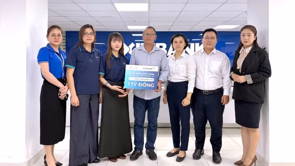 Đại diện OPES và Eximbank chi trả quyền lợi bảo hiểm cho gia đình khách hàng.