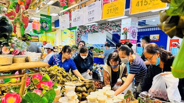 Mua trái cây nhân dịp Tết Đoan Ngọ tại một siêu thị Co.opmart.