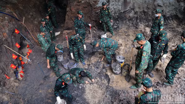 Lực lượng chức năng tập trung mở rộng hố chôn tìm kiếm hài cốt liệt sĩ tại công viên Lê Thị Riêng.