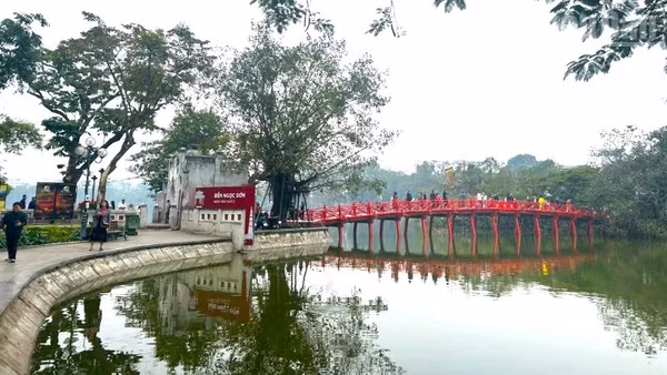 Sáng mùng 1, tiết trời Hà Nội hửng nắng nhẹ.