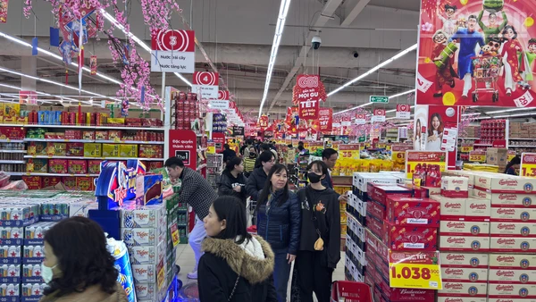 Rộn ràng không khí sắm Tết tại siêu thị Hà Nội