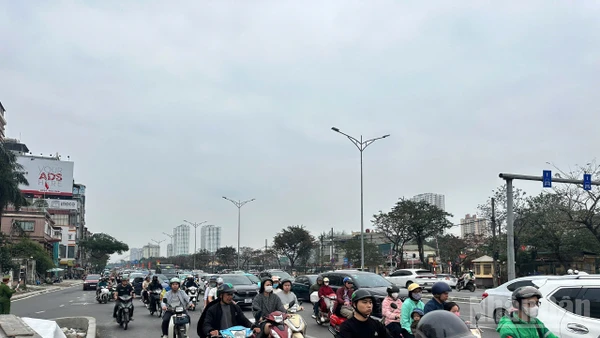 [Ảnh] Người dân tấp nập về quê, cửa ngõ Thủ đô đông đúc những ngày cuối năm