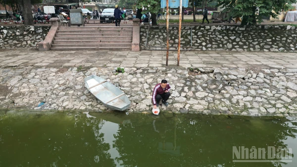 [Ảnh] Hà Nội: Người dân thả cá chép văn minh, không xả túi nylon trong ngày tiễn ông Công, ông Táo