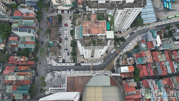 [Ảnh] Thông xe kỹ thuật tuyến đường Minh Khai-Lạc Trung, "đường cong mềm mại" lách giữa khu dân cư đông đúc